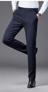 Detalle de pantalones de vestir azul marino para hombre con corte ajustado y elegante