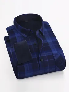 Detailansicht eines warm gefütterten Herrenhemds mit blauem Karomuster und Langarm