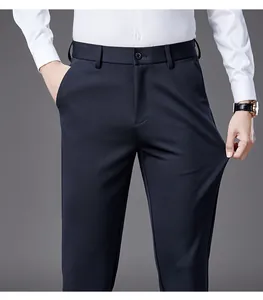Primer plano de pantalón de vestir azul marino para hombre que muestra la elasticidad