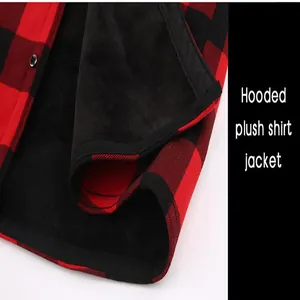 Détail d'une veste chemise à carreaux rouges et noirs avec doublure en peluche.