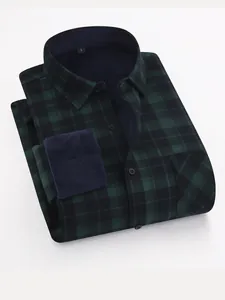 Detailansicht Herren-Karohemd in Grün mit warmem Fleece-Futter in Navy
