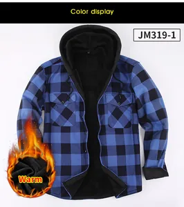 Gros plan sur une veste à capuche à carreaux bleus avec doublure polaire noire