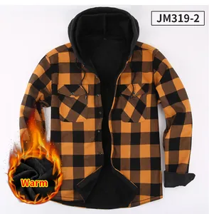 Détail de la doublure polaire chaude de cette chemise à capuche à carreaux