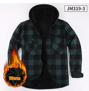 Détail de la chemise à capuche pour hommes à carreaux verts avec doublure polaire chaude