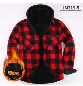Détail d'une chemise à capuche à carreaux rouge et noir avec doublure polaire chaude