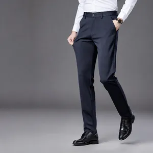 Professionele elastische slim fit herenpantalon in marineblauw getoond op een mannelijk model