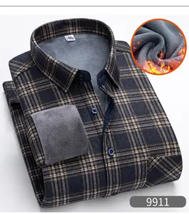 Dettaglio della camicia a quadri da uomo che mostra la calda fodera in pile grigio e il polsino
