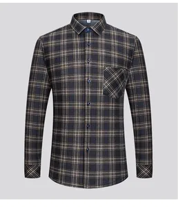 Vista frontale di una camicia scozzese termica spessa da uomo con taschino sul petto