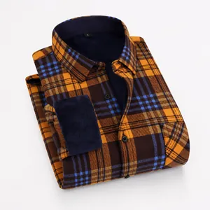 Klassisches orange-braunes Langarmhemd mit Karomuster und dickem Fleece-Futter für den Winter