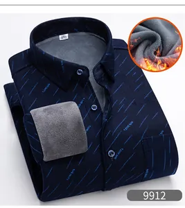 Dettaglio ravvicinato di una camicia blu navy da uomo con fodera calda in pile