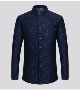 Dettaglio camicia da uomo a maniche lunghe blu scuro con linee diagonali celesti