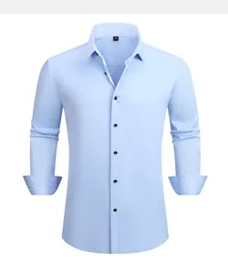 Vista detallada de camisa casual de manga larga en tejido elástico azul claro para hombre
