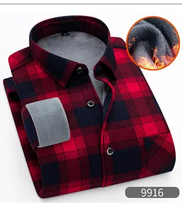 Dettaglio di una camicia a quadri rossa da uomo con spessa fodera in pile grigio.