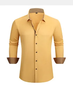 Vista detallada de camisa dorada para hombre con cuello y puños en contraste con estampado