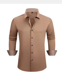 Primer plano de camisa marrón para hombre con detalles de contraste en cuello y puños