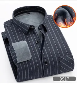 Dettaglio di camicia a righe spessa foderata in pile da uomo con trama calda