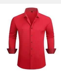 Vista frontal de camisa roja de hombre con cuello y puños texturizados en contraste