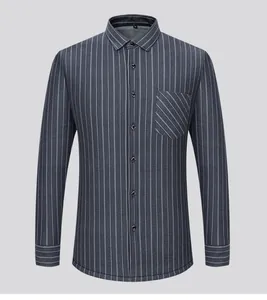 Dettaglio vista frontale di una camicia da uomo a maniche lunghe a righe verticali grigie