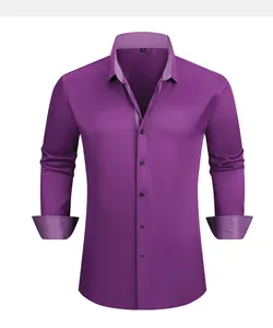 Detalle de camisa morada de manga larga para hombre con cuello y puños estampados