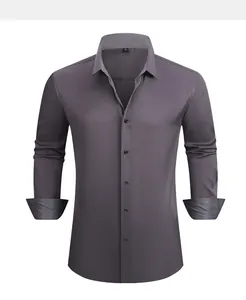 Detalle de una camisa gris para hombre con puños y cuello interior en contraste con patrón.
