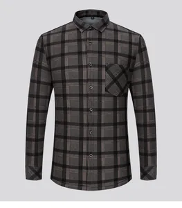 Vista frontale della camicia a quadri da uomo foderata in pile, in grigio scuro classico.
