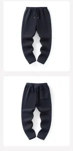 Voor- en achterkant van marineblauwe thermische joggingbroek voor heren met trekkoord.