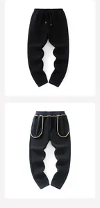 Detailweergave van zwarte thermische joggingbroek met warme fleecevoering en zakontwerp