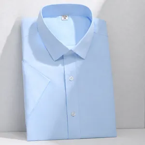Klassisches hellblaues Kurzarm-Herrenhemd aus Baumwolle mit modernem Kentkragen