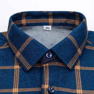 Primo piano di camicia scozzese da uomo blu con fodera in pile e tessuto smerigliato caldo.