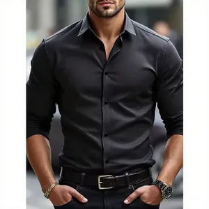 Chemise de bureau noire élégante à manches longues pour hommes sur un modèle professionnel