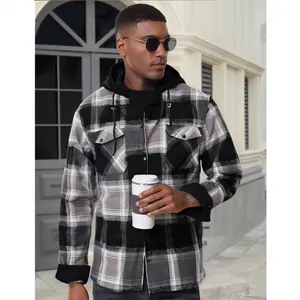 Détail d'une chemise en flanelle à capuche pour homme avec motif à carreaux gris