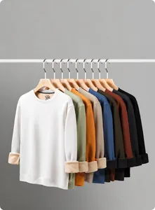Vista dettagliata di felpe girocollo da uomo in maglia a nido d'ape di vari colori.