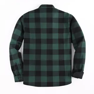 Vista posteriore di una camicia di flanella da uomo a quadri verdi e neri, a maniche lunghe.