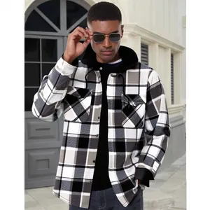 Gros plan d'une veste chemise à capuche en flanelle à carreaux noirs et blancs