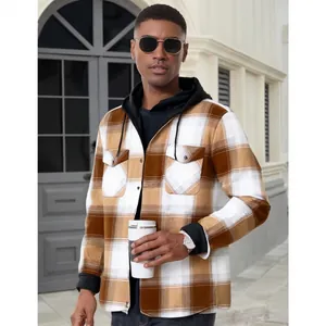 Vue détaillée de la chemise à capuche en flanelle à carreaux marron et blanc pour homme