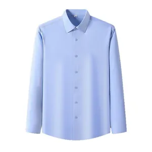 Chemise classique bleu clair à manches longues pour hommes en tissu modal de qualité.