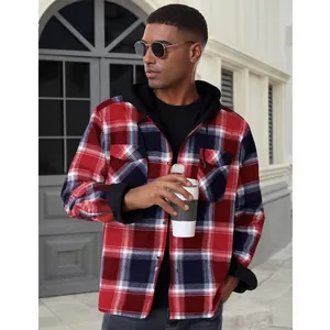 Vue de style urbain d'une chemise de flanelle à capuche rouge pour homme en ville