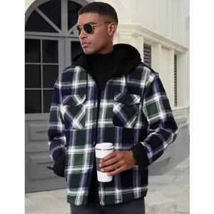 Vue détaillée de la chemise à capuche en flanelle à carreaux pour hommes avec doublure polaire