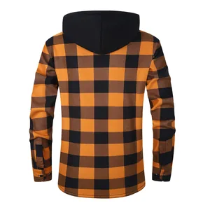 Vue arrière d'une chemise à capuche en flanelle à carreaux jaune et noir pour hommes