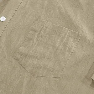 Close-up detail van de zak op een ademend kaki linnen shirt met korte mouwen voor heren