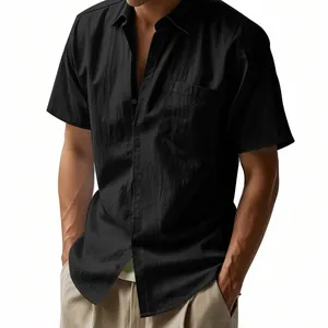 Detailansicht eines leichten schwarzen Leinen-Kurzarmhemdes für Herren mit Brusttasche
