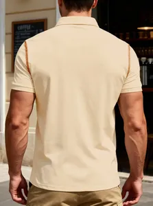 Détail du dos polo beige homme avec surpiqûres orange contrastées élégantes