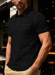 Détail du polo noir pour homme avec surpiqûres contrastées et poche poitrine