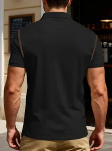 Vue arrière détaillée d'un polo noir pour homme avec des surpiqûres marron contrastées.