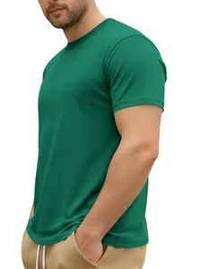 Gros plan d'un t-shirt homme vert à col rond montrant la coupe latérale et la texture