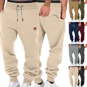 Detailansicht der Herren-Sweatpants mit Kordelzug, verschiedenen Farben und Bündchen.