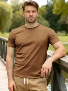 Vue détaillée d'un t-shirt homme marron en coton à col rond dans un parc extérieur