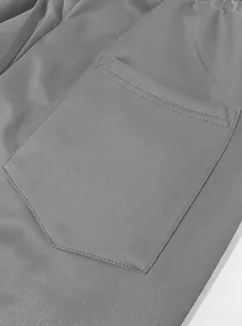 Vista macro dettagliata della cucitura della tasca posteriore sui pantaloni sportivi da uomo
