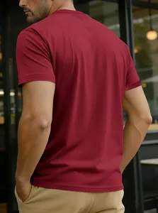 Vue arrière détaillée d'un t-shirt décontracté en coton bordeaux pour homme à col rond