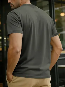 Vue arrière d'un homme portant un t-shirt en coton gris foncé à col rond en plein air